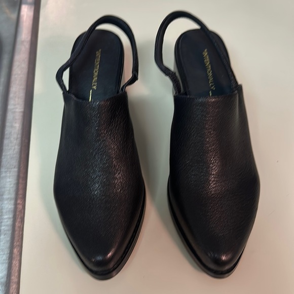 Black Internationally clogs with strap - Picture 1 of 6